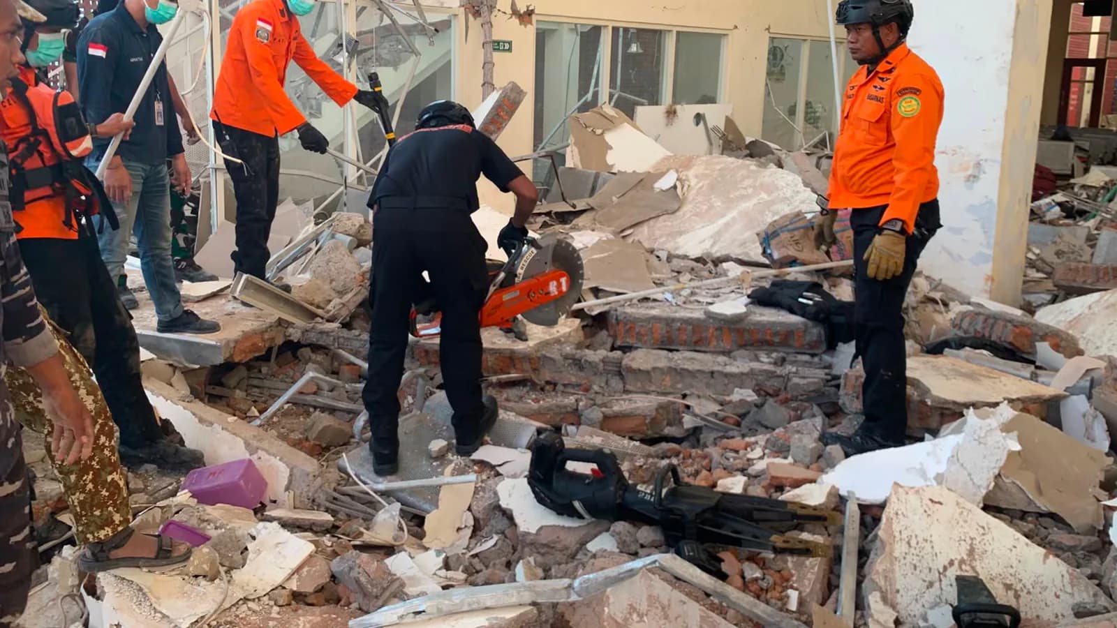 Terremoto en Indonesia: subió a 87 la cifra de muertos y hay 13.000 desplazados