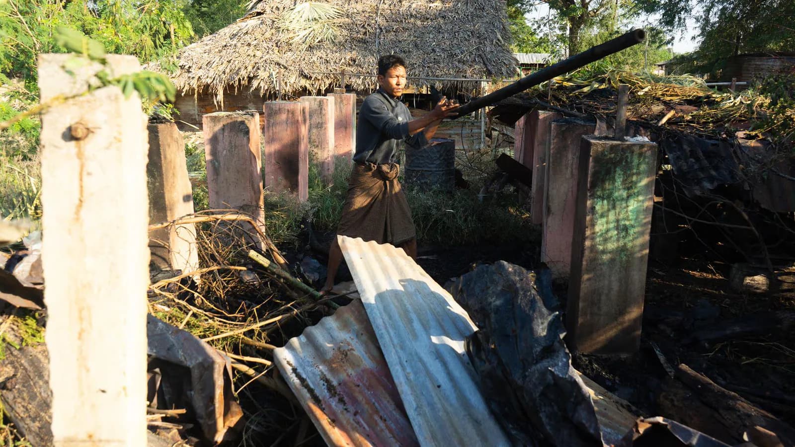 Denuncian la muerte de 14 civiles en un bombardeo contra un retiro budista en Myanmar