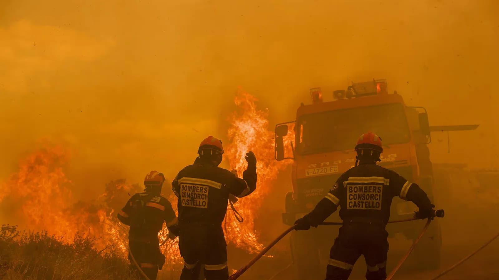 El incendio de Segorbe continúa activo y mantiene evacuado a Gátova