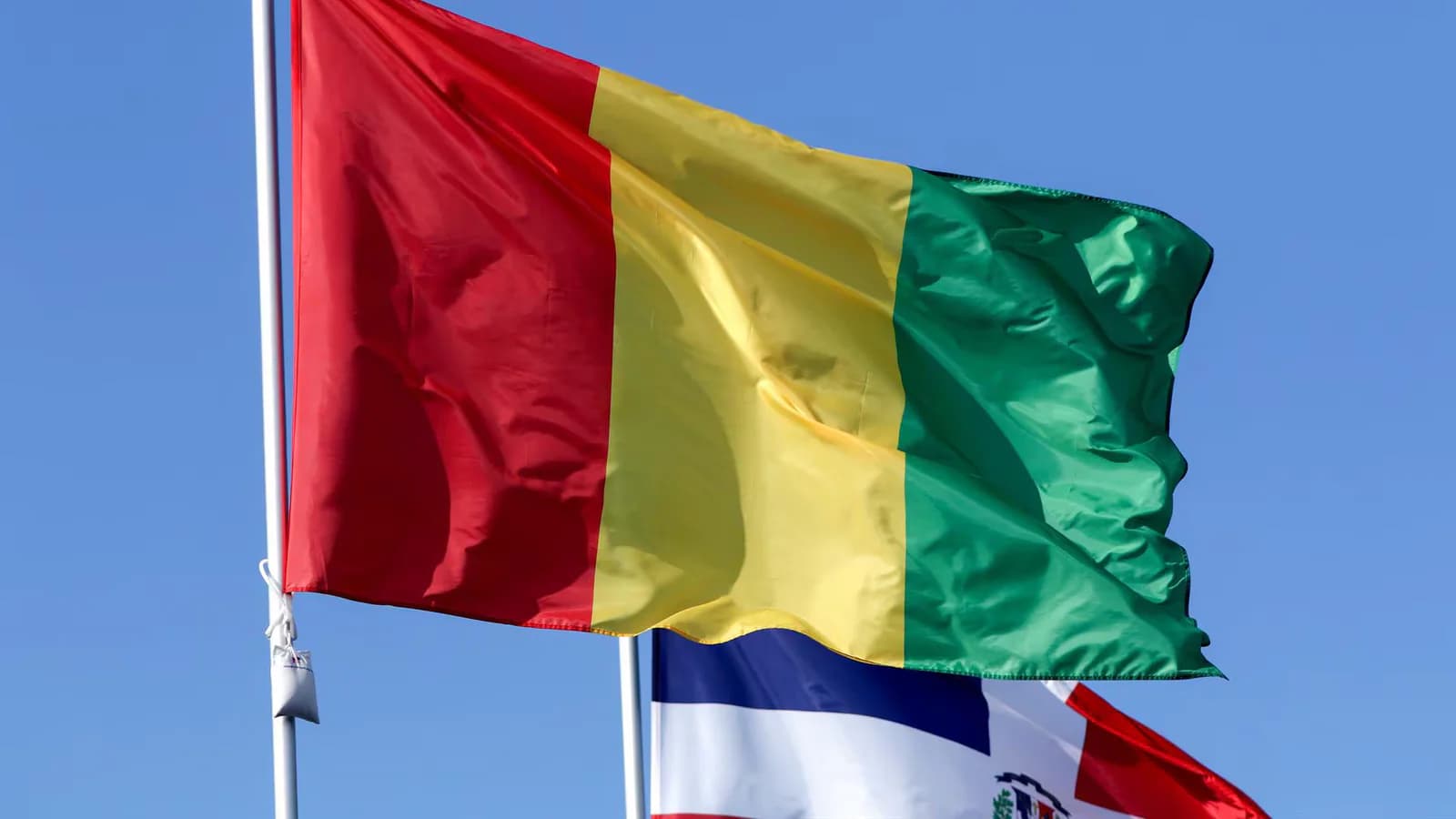 Guinea: Doumbouya destituyó a dos ministros y defendió su política anticorrupción