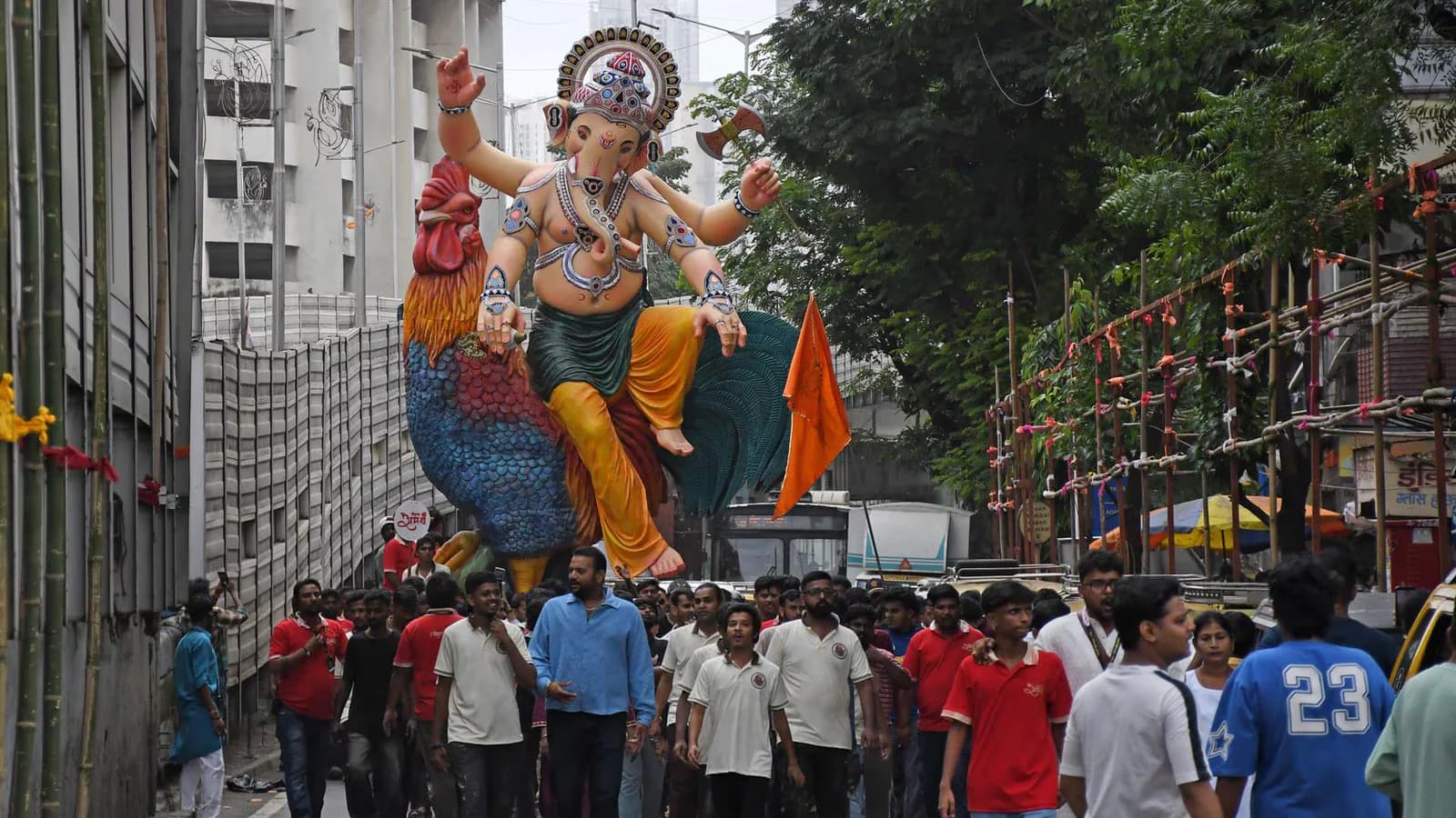 Dos muertos y cinco heridos por la caída de una estatua de Ganesh en Bombay