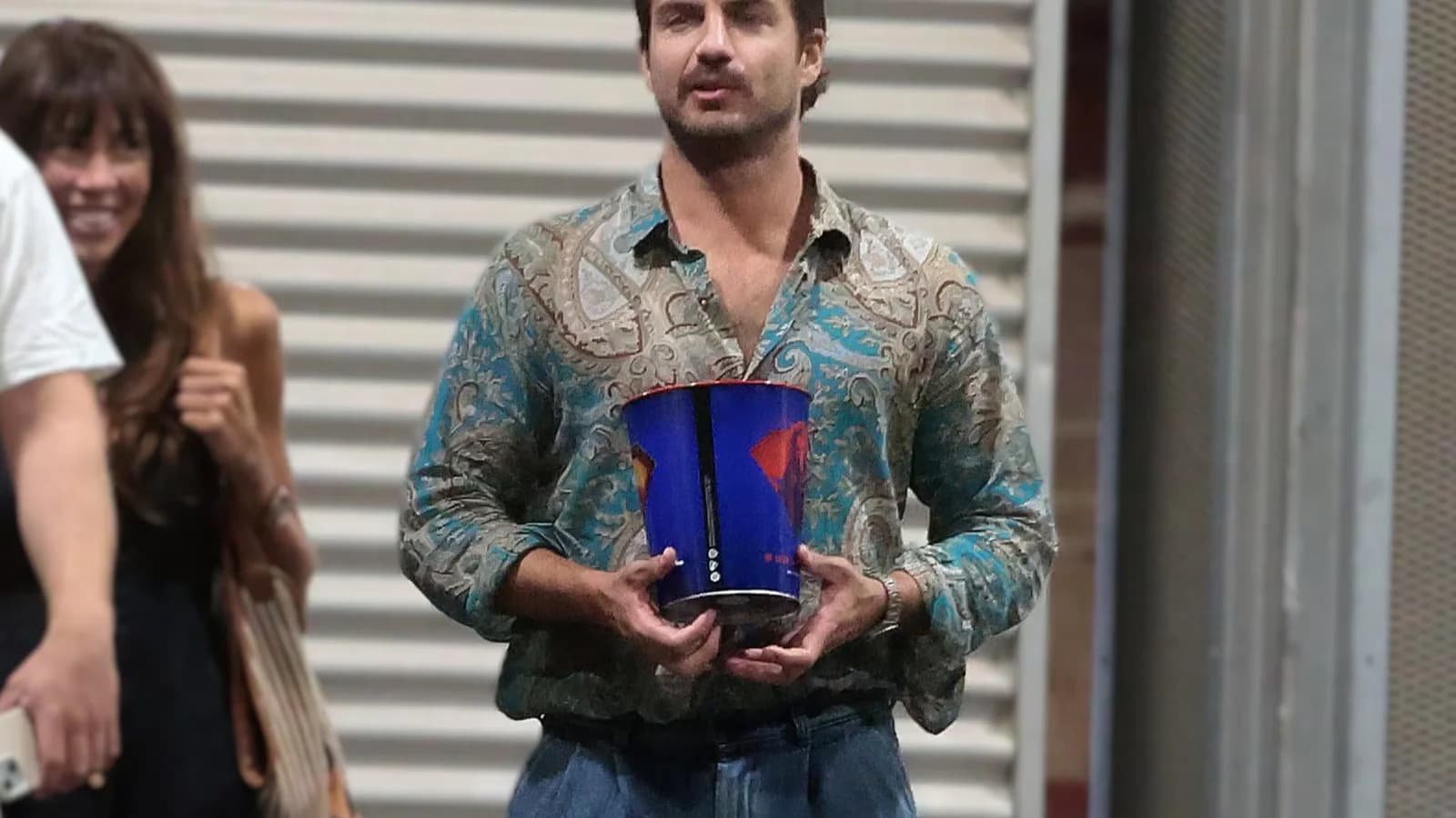 Maxi Iglesias pasa un día de verano con amigos mientras mantiene su vida privada en reserva