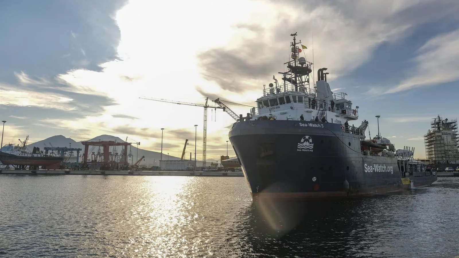 Italia retiene por 45 días al Sea Watch 5 y multa a la ONG propietaria