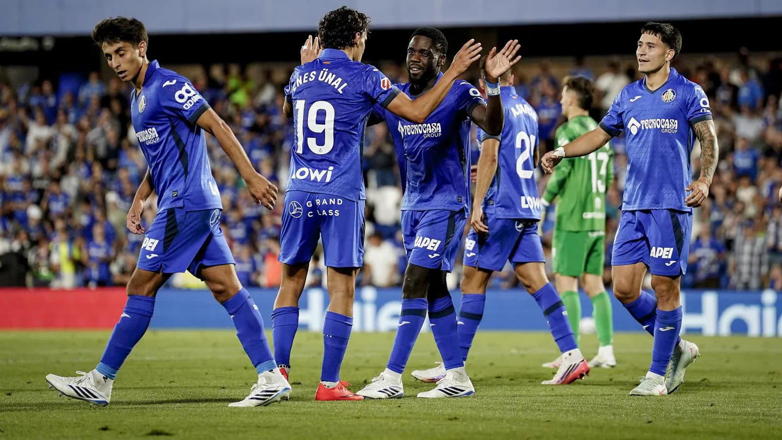 Getafe vence al Racing con un penal atajado por Soria y gol de Ünal