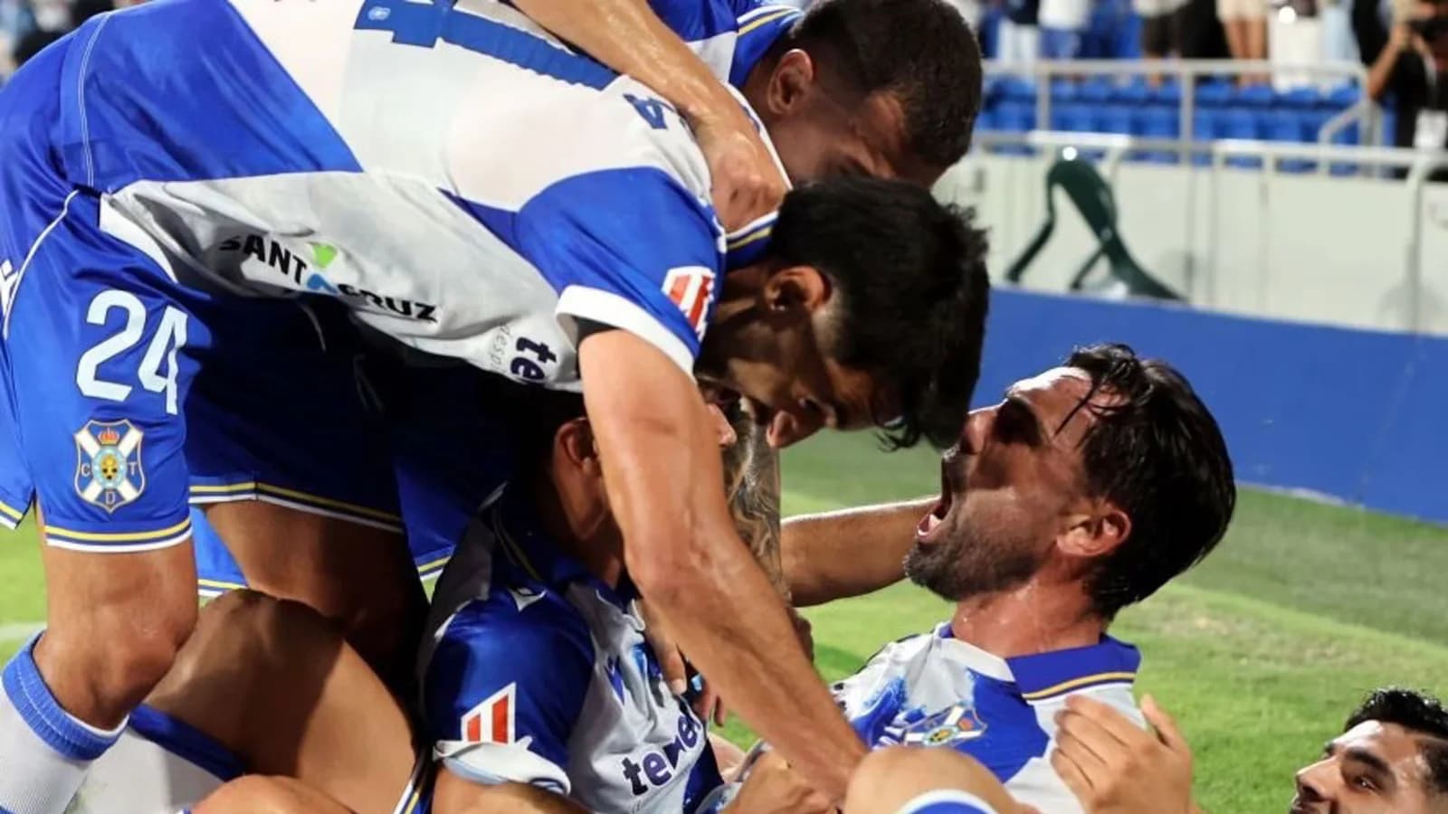 Tenerife derrota al Almería y se afirma en la cima de Segunda