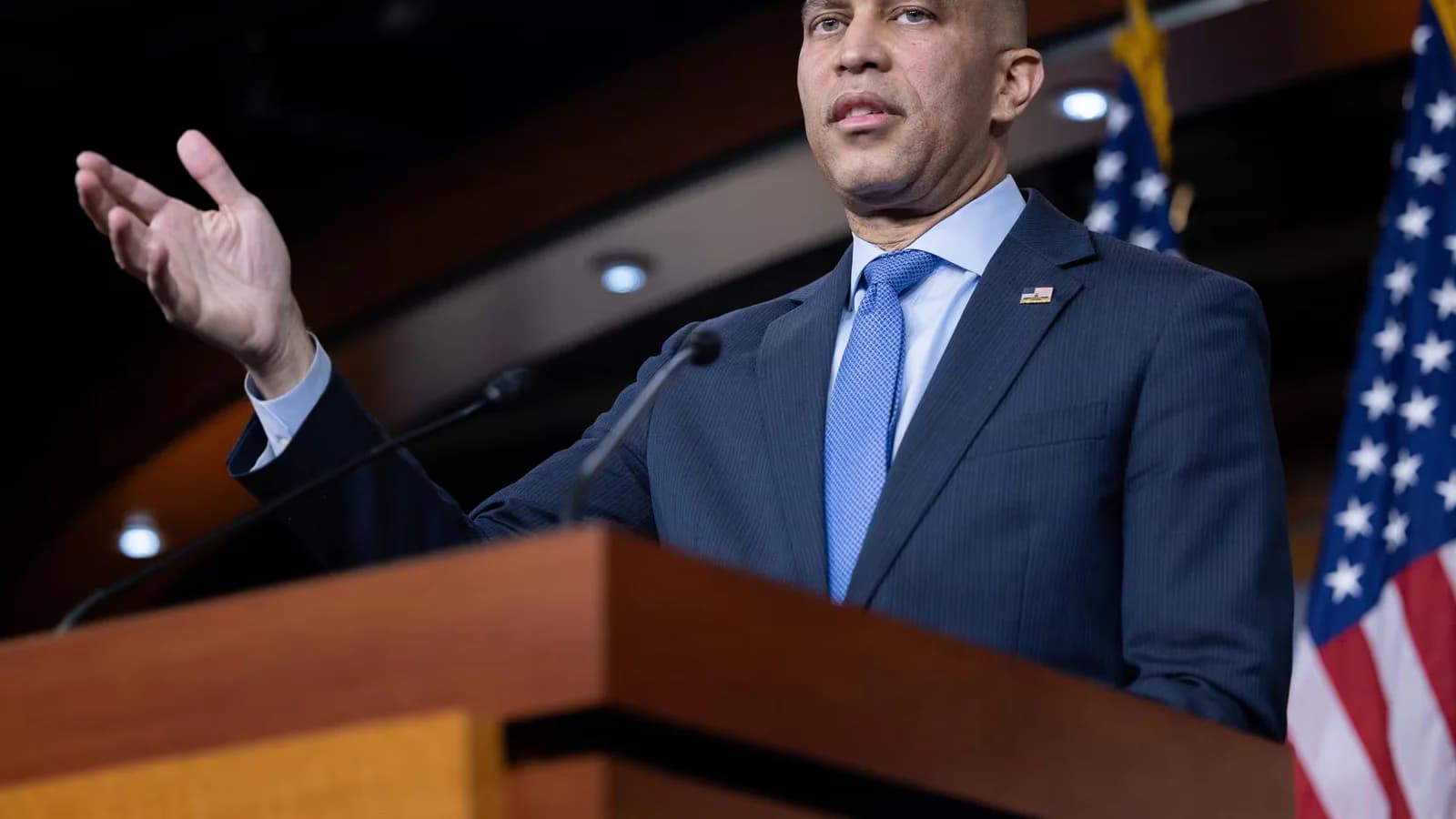 Jeffries se reunió con Jared Kushner para explorar acuerdos con la Casa Blanca
