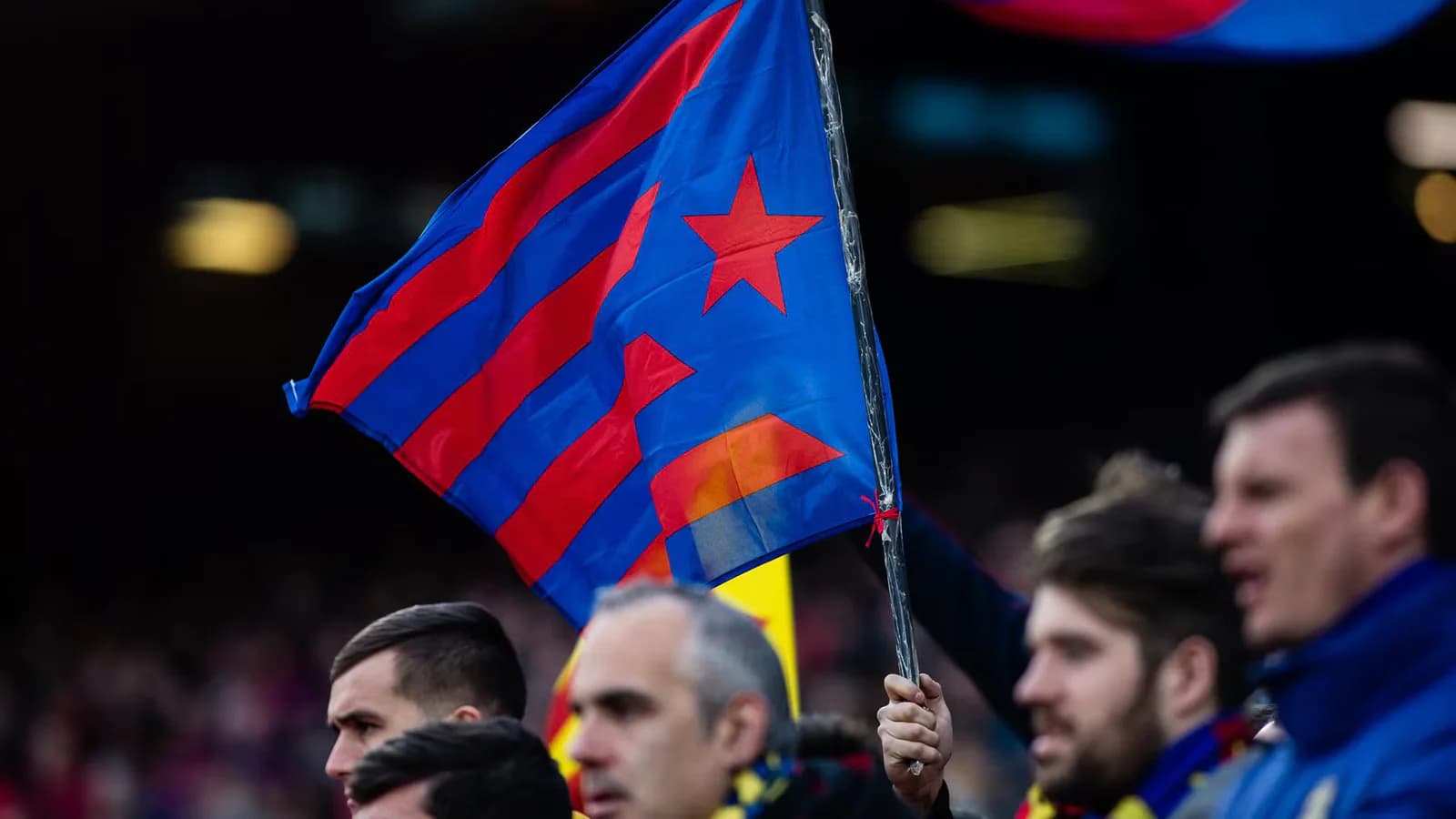 Investigan la actuación policial contra un hincha del Barcelona en Elche