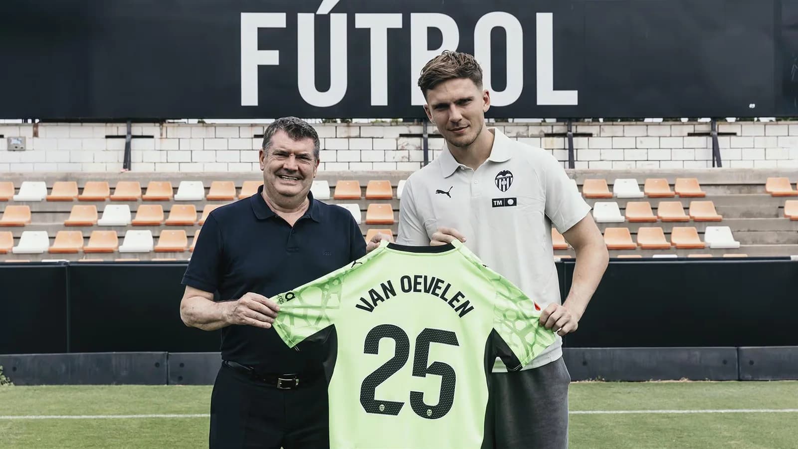 Kayne van Oevelen jugará en el Valencia hasta el final de la temporada