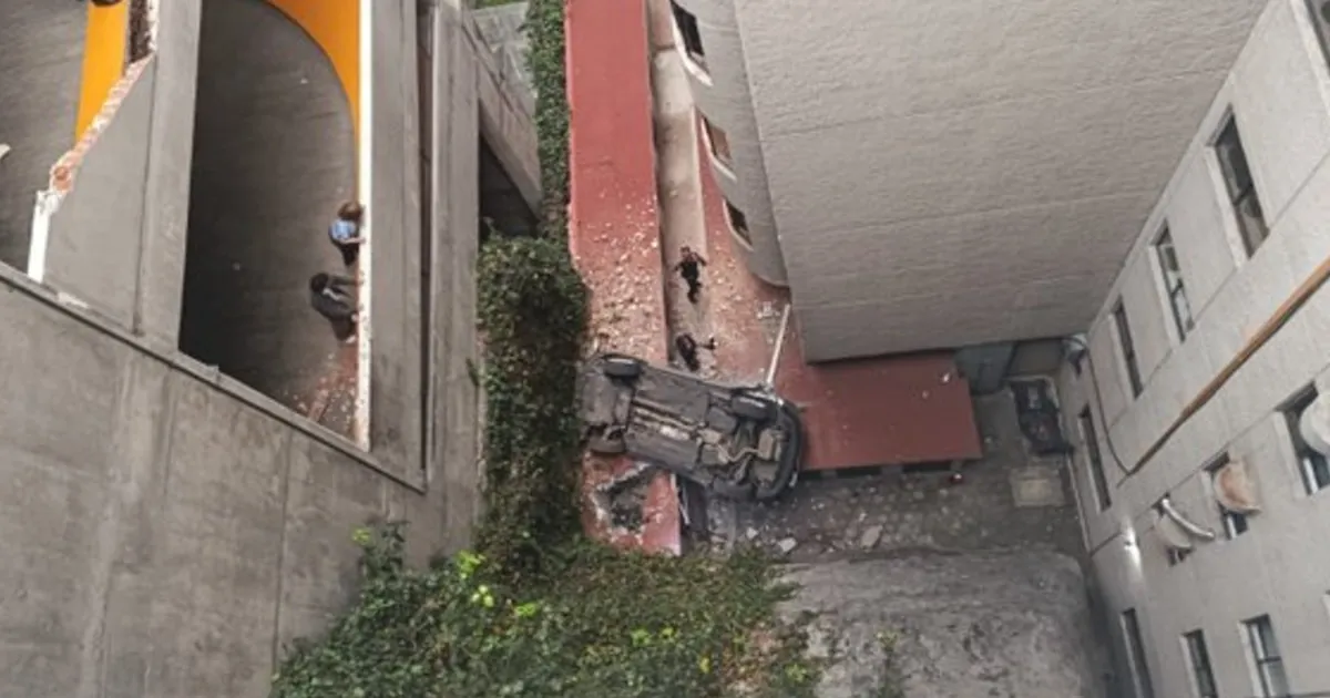 Un auto cae del sexto piso de un edificio en Cuajimalpa: tres heridos ...