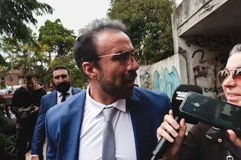 Leopoldo Luque ingresó al tribunal sin custodia y con mayor confianza