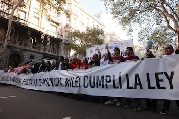 Marcha de expresiones creativas: canciones, homenaje a Adorni y danza