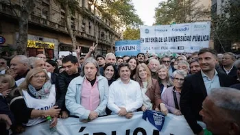 Milei siguió la marcha universitaria desde Olivos y el Gobierno criticó su politización