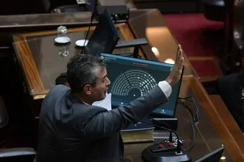 Conflicto en el recinto por el reglamento y la interpelación a Adorni