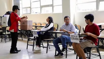 <a href="https://www.infobae.com/peru/2026/05/15/segunda-vuelta-electoral-en-peru-este-es-el-horario-oficial-de-las-votaciones-del-domingo-7-de-junio/" target="_blank" rel="" title="https://www.infobae.com/peru/2026/05/15/segunda-vuelta-electoral-en-peru-este-es-el-horario-oficial-de-las-votaciones-del-domingo-7-de-junio/">Las mesas de votación</a> abrirán a las <b>07:00</b> y cerrarán a las <b>17:00</b> en los mismos locales utilizados en la primera vuelta del 12 de abril, con algunas modificaciones realizadas por la <b>ONPE</b> en locales de parques y espacios abiertos de distritos como Jesús María, Lince y Miraflores, reasignados a instituciones educativas por recomendación de las Fuerzas Armadas.