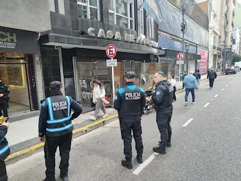 Hay venta de pañuelos y banderas durante la movilización