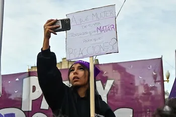 Una de las familias del triple femicidio de Varela en la marcha