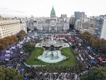 Siguen llegando manifestantes a la zona de Congreso
