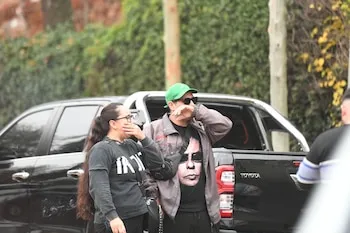 Congregación: los seguidores del Indio Solari lloran la muerte del músico en la puerta de su casa